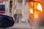 PLAMEN PROGUTAO AUTOMOBIL NA VOŽDOVCU: Izgorelo vozilo na parkingu, malo falilo da se požar proširi (VIDEO)
