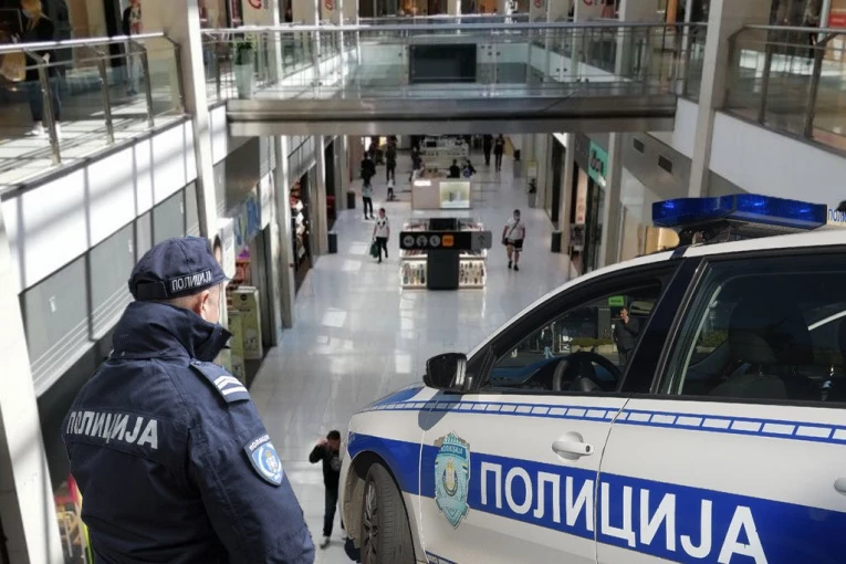 OBEZBEĐENJE POKUŠALO DA GA SPREČI: Muškarac koji je skočio sa 15 metara u beogradskom tržnom centru na licu mesta MRTAV