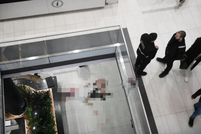 MRTVO TELO MUŠKARCA STOJI U LOKVI KRVI, LJUDI KUPUJU PORED KAO DA SE NIŠTA NE DEŠAVA! Ovo su PRVE fotografije jezive tragedije u tržnom centru! (FOTO)