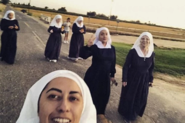 OVO SU KANABIS KALUĐERICE: Sestre puše marihuanu i zarađuju hiljade dolara - neverovatna priča!