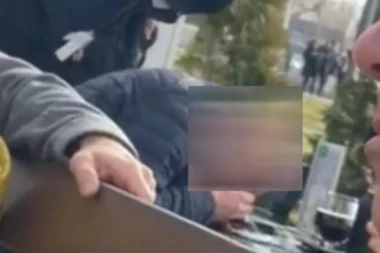 U CENTRU GRADA BEZ BLAMA ŠMRČE KOKAIN USRED KAFIĆA: Ljudi ga snimili kamerom, ne veruju da je ovo moguće (VIDEO)