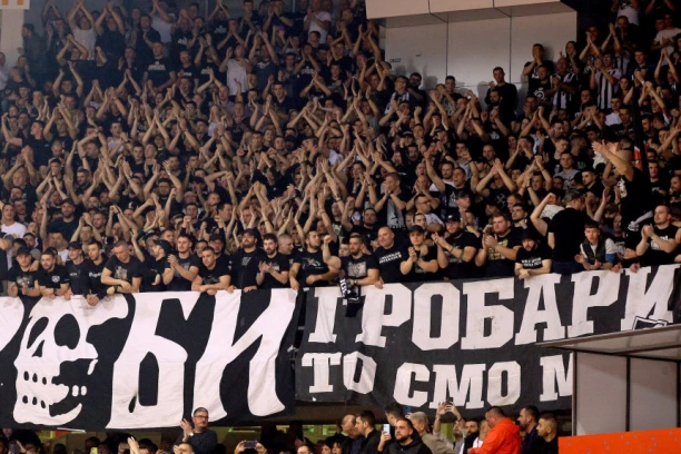 HRANI KUČE DA TE UJEDE: Neviđeni skandal tokom "Crno-bele simfonije" - grobari izvređali sponzora od kog su dobili milione! (VIDEO)