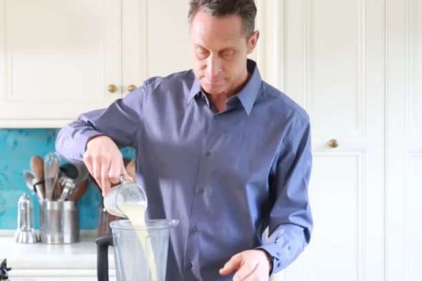 USPORITE STARENJE SA OVIM ŠEJKOM: Doktor se KUNE u njega, nikako ne preskačite OVAJ sastojak!