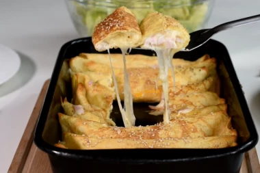 RECEPT ZA ZAPEČENE PALAČINE SA KAJMAKOM I SIROM: Brzo se prave, a MUNJEVITO pojedu, preukusne su!