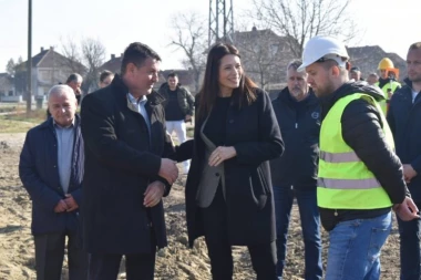 Vujović u Pećincima obišla radove na izgradnji kanalizacije, kojima se rešava višedecenijski problem građana