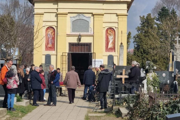 SAHRANA MILOVANA GLOGOVCA: Tuga i jecaji odjekuju GROBLJEM, porodica i prijatelji u žalosti!