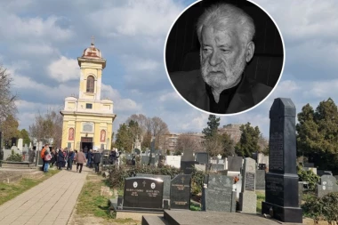 PRVA SUPRUGA NEBOJŠE GLOGOVCA UPLAKANA STIGLA NA SAHRANU: Ovako se oprostila od cenjenog sveštenika!