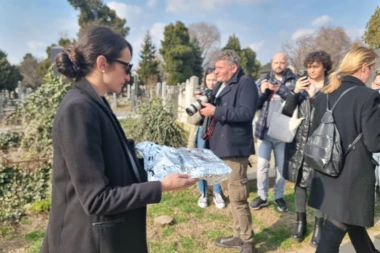 SCENA SA SAHRANE GLOGOVCA KIDA DUŠU: Ćerka i snajka stigle na GROBLJE, UNUK ne može da dođe sebi od BOLA!