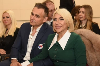 JOVANA JEREMIĆ UHVAĆENA SA DRAGANOM U JAVNOSTI: Voditeljka sa biznismenom razmenjivala STRASTVENE POLJUPCE! (GALERIJA)