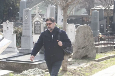 KOLEGE NEBOJŠE GLOGOVCA STIGLE NA SAHRANU NJEGOVOG OCA: Glumci se oprostili od Milovana, Vojin Ćetković nem od bola!