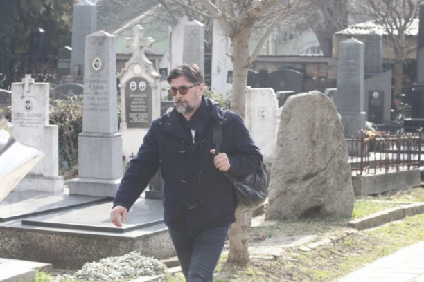 KOLEGE NEBOJŠE GLOGOVCA STIGLE NA SAHRANU NJEGOVOG OCA: Glumci se oprostili od Milovana, Vojin Ćetković nem od bola!