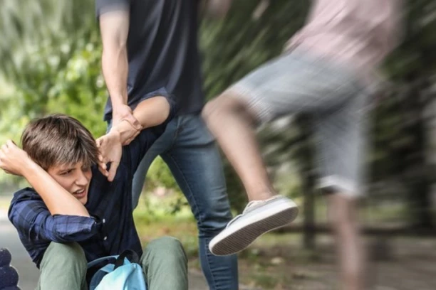 PRVAKA STARIJI UČENIK GURNUO NIZ STEPENICE! Mališan se pojavio uplašen i povređen na kućnom pragu: "PUSTILI SU GA DA SE SAM VRATI KUĆI"