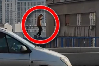 ALO, GDE JE MOZAK!? Momak se popeo na ogradu Brankovog mosta i po njoj šeta! LJUDI U ŠOKU! (VIDEO)