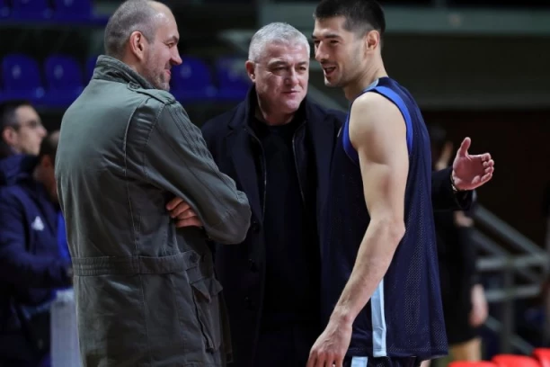 "HOĆE NEKO DA PITA NEŠTO?" KAPITEN Srbije Luka Mitrović naterao SVE NA SMEH na okupljanju reprezentacije! (VIDEO)