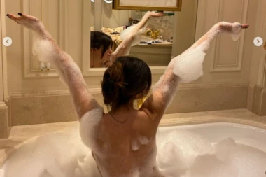 GOLA SLIKA POZNATE PEVAČICE: Pozirala u kadi, u ovako VRELOM izdanju je do sad niko nije video! (FOTO)