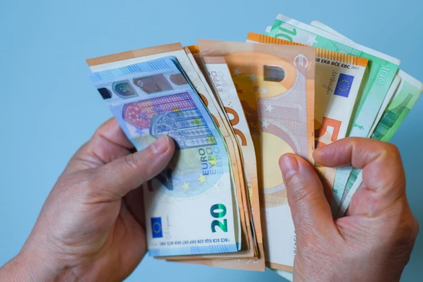 STEFAN IMA OGROMAN NOVAC NA RAČUNU, ALI NE MOŽE DA GA PODIGNE: Izgubio komad papira koji mu je bio neophodan