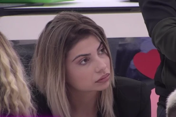 KOMŠIJE ANĐELE ŠPARAVALO RAZVEZLE JEZIK: Evo šta se dešava u PORODIČNOJ KUĆI, dok se ona ljubi sa Bojanom!