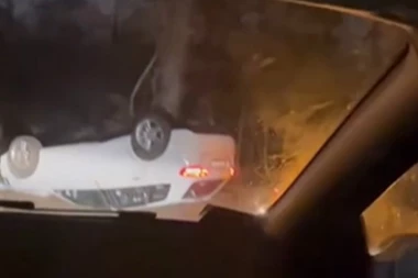 TEŠKA SAOBRAĆAJKA NA KOŠUTNJAKU: Automobil od siline udarca završio na krovu (VIDEO)
