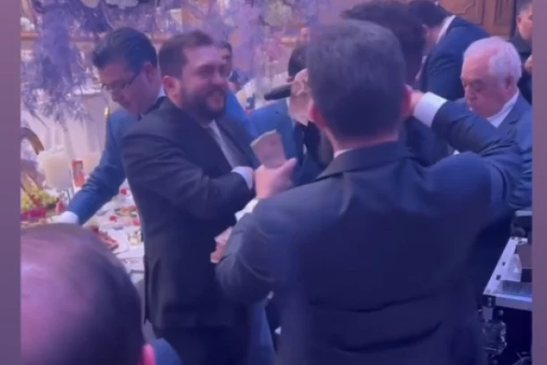 NOVČANICE ISPADALE NA SVE STRANE: Darku Laziću prepunili džepove novcem, za ovo je bio bogato nagrađen!