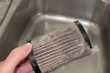 SVI MISLE DA OVO PERFEKTNO ČISTI FILTER OD USISIVAČA: Deluje kao IDEALNA kombinacija, a ona ga je zauvek UNIŠTILA