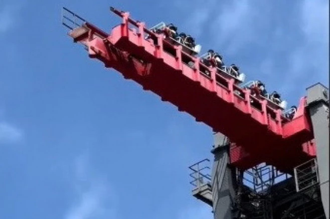 HOROR U ZABAVNOM PARKU U BEČU! VAGON ISKOČIO IZ ŠINA pri punoj brzini, IMA POVREĐENIH! Otkriveno ko je napravio KOBNU GREŠKU!