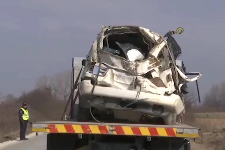 OVAKO IZGLEDA BMW SMRTI NAKON NESREĆE KOD PREŠEVA! Poginuli migranti, među povređenima bila CELA PORODICA! (FOTO)