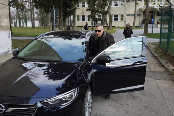 ĐORĐE DAVID SE BAHATI U NOVOM AUTOMOBILU: Usnimljen kako krši propise nakon SAOBRAĆAJNE NESREĆE! (GALERIJA)