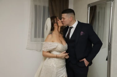 UMESTO PRVOG PLESA, SLOBA PEVAO JELENI! Evo šta se desilo na svadbi, svi poskakali da snimaju i slikaju (FOTO)