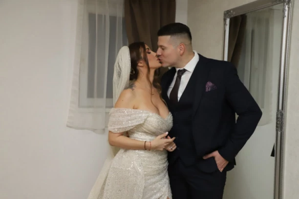 UMESTO PRVOG PLESA, SLOBA PEVAO JELENI! Evo šta se desilo na svadbi, svi poskakali da snimaju i slikaju (FOTO)