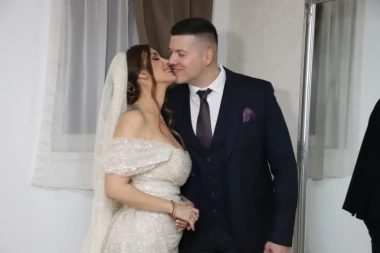 NA VRHU VELIKI BELI MEDVED! Evo kako je izgledala torta koju su Sloba i Jelena sekli! Svi gledali u jedan detalj! (FOTO)