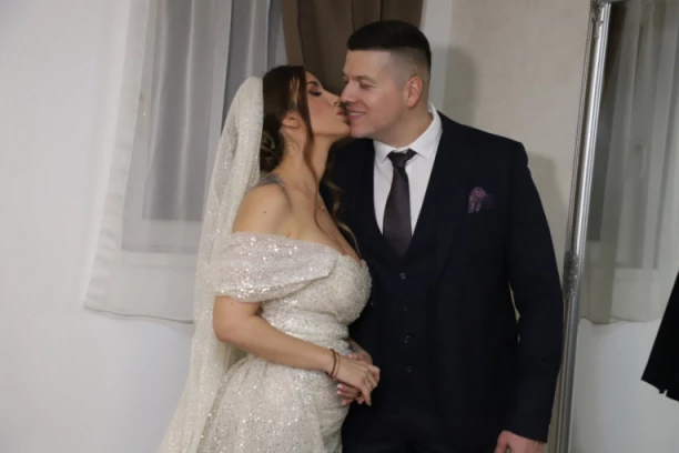 ESTRADA SE SJATILA KOD SLOBE NA SVADBI! Pevači već počeli da prave rusvaj, svi gledali u mladinu venčanicu!  (FOTO)