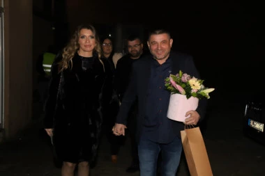 BAJA MALI KNINDŽA BACIO MLADENCE U TRANS! Zapevao kod Slobe na svadbi, sve se orilo na veselju! (FOTO)