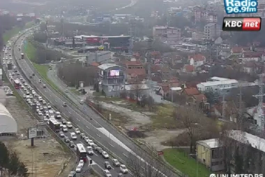 KATASTROFALAN KOLAPS NA AUTO-PUTU! Kolone kilometarske - sve stoji od OVE deonice! (FOTO)