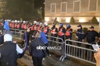 HAOS I NASILJE U TIRANI: Albanci ustali protiv "tiranije i korupcije" Edija Rame (VIDEO)