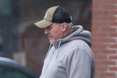 DŽOI IZ PRIJATELJA ZGROZIO JAVNOST! Glumac na ulici uradio nešto ODVRATNO, nije mario za prolaznike (FOTO)