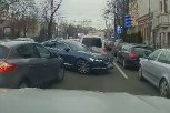 JEZIVO! Bahati vozač napravio haos u Kneza Miloša - skreće preko duple pune linije, ALI TO NIJE SVE! (VIDEO)