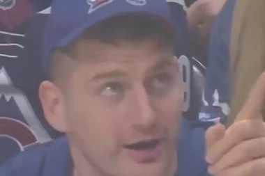 NAVIJAČI U DELIRIJUMU: Jokić otišao na hokej, ali je glavna zvezda bila njegova ćerkica (VIDEO)