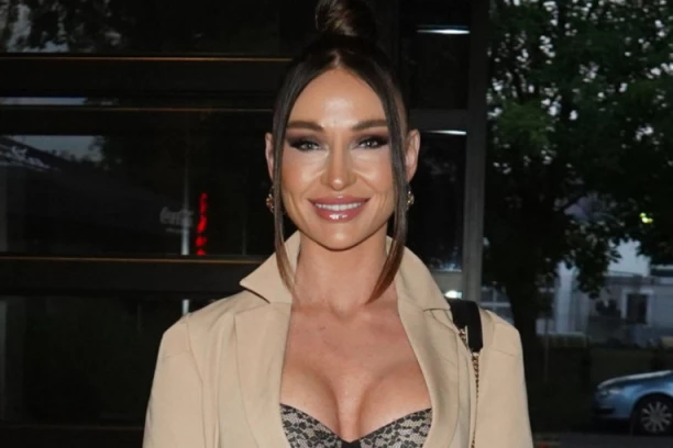 DA LI JE MOGUĆE DA OVAKO IZGLEDA SAMO 23 DANA NAKON POROĐAJA?! Kaća Živković rodila SINA, a sada pokazala LINIJU od koje BOLI GLAVA (FOTO)