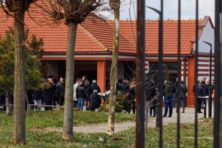 NA GROBLJU U STARIM BANOVCIMA MUK: Veliki broj prijatelja i članova porodice došao da u večnu kuću isprati Milana Šušu (FOTO)