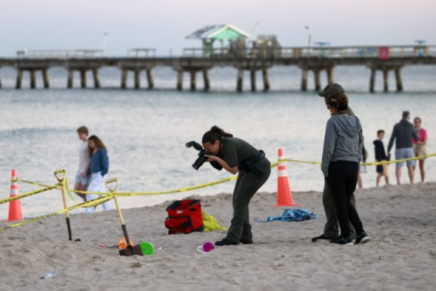 NIKOME NIJE JASNO ŠTA SE DOGODILO: Deca KOPALA RUPU na plaži, a samo par minuta kasnije došlo do JEZIVE TRAGEDIJE: Devojčica nestala u trenu, brat se bori za život (FOTO)
