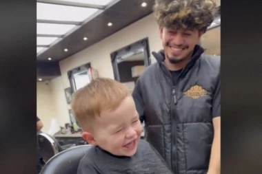 POČEO JE DA ŠIŠA DEČAKA, USLEDILA JE SCENA KOJOJ SE NIJE NADAO: Ovakvo ponašanje deteta izazvalo je salve komentara (VIDEO)