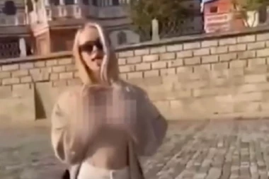 RUSI U POTERI ZA RAZGOLIĆENOM UKRAJINKOM: Došla na Crveni trg, podigla majicu i ispred crkve pokazala GOLE GRUDI! (VIDEO)