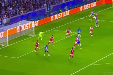 ŠTA URADI, ČOVEČE? Dobili smo NAJVEĆI PROMAŠAJ u istoriji Lige šampiona! Da li je MOGUĆE da OVO nije gol! (VIDEO)