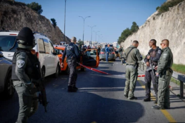 U JERUSALIMU SVE VRVI OD SPECIJALACA: Napadači pucali u vreme saobraćajnog špica, prvi snimci sa lica mesta - IMA MRTVIH! (FOTO/VIDEO)