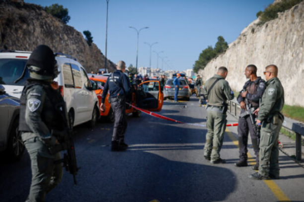 UŽAS U JERSUALIMU Napadači pucali u vreme saobraćajnom špicu, psvi snimci sa lica mesta - IMA MRTVIH! (FOTO/VIDEO)