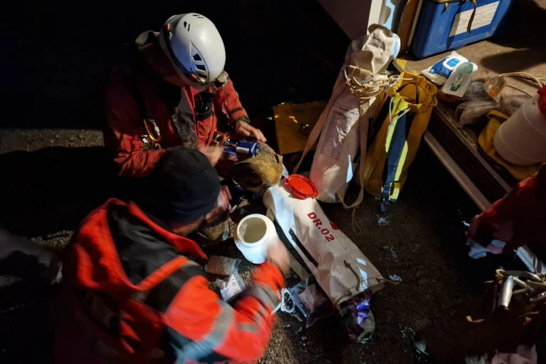 MORAĆE DA KORISTE I EKSPLOZIV! Dramatično spasavanje spelologa iz pećine u Sloveniji! NJEMU SVE GORE! (FOTO)