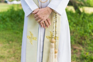 SKANDAL U CRKVI: Iznervirani sveštenik ugrizao besnu vernicu!