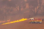 ''U NAREDNIH SAT ILI DVA VATRA ĆE SE PROŠIRITI'' Požari besne u Viktoriji, vatra se otima kontroli: Evakuisano preko 2.000 ljudi! (VIDEO)