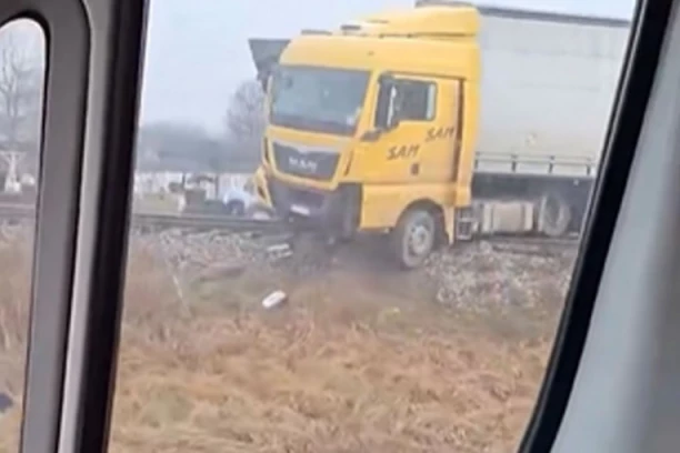 KAMION IZGUBIO KONTROLU I PRELETEO PREKO ŠINA! Jeziva saobraćajna nezgoda kod Trstenika!