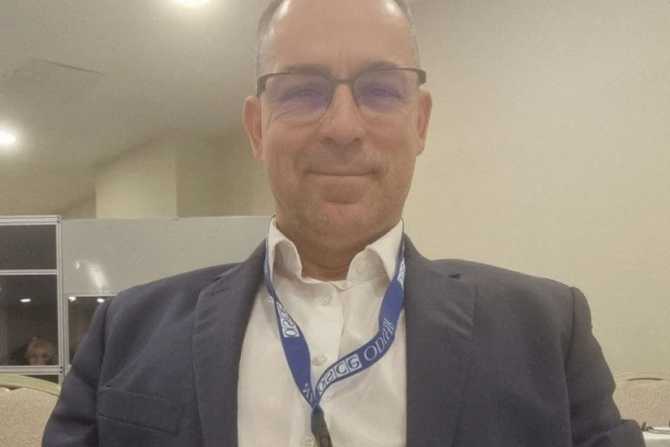 MEĐUNARODNI POSMATRAČ IZ SLOVENIJE RASKRINKAO ĐILASOVCE: Obišao sam 10 biračkih mesta u Beogradu, izbori su bili pošteni i slobodni!